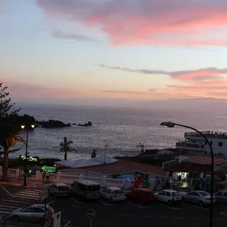 Grosse In Puerto De Santiago Und Meerblick